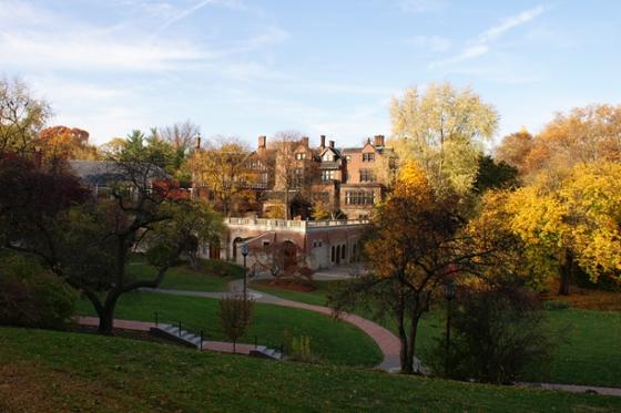 Rolling grassy hills, 红砖历史建筑, 五颜六色的秋树装饰着波胆网站位于匹兹堡的足球波胆平台. 